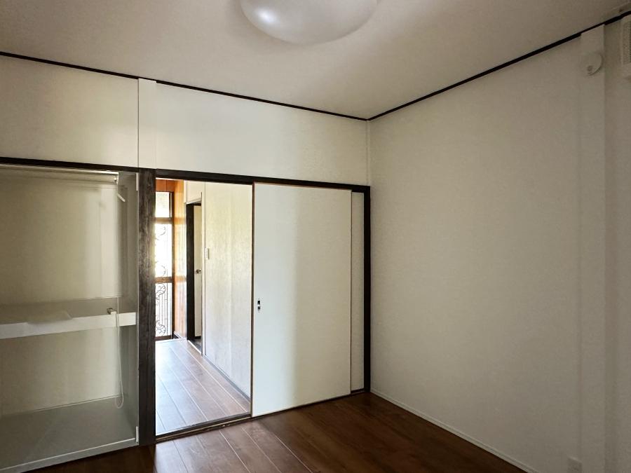 藤沢市辻堂新町三丁目の賃貸物件/1階洋室｜手前の部屋はやはり暗め