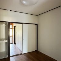 藤沢市辻堂新町三丁目の賃貸物件/1階洋室｜手前の部屋はやはり暗め