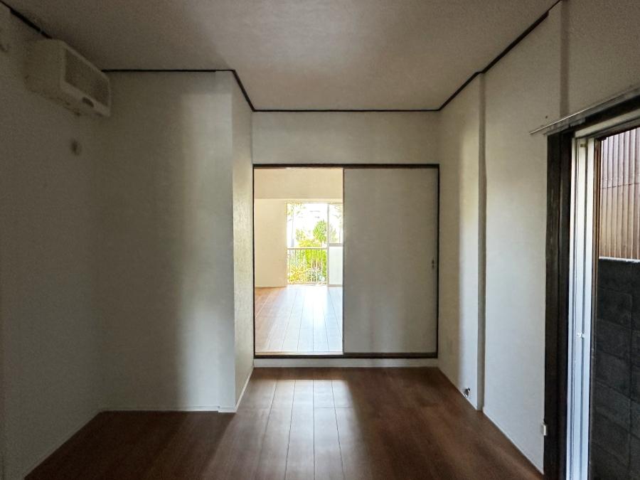 藤沢市辻堂新町三丁目の賃貸物件/1階洋室｜手前の部屋が暗いので奥の明るさが際立ちます