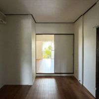 藤沢市辻堂新町三丁目の賃貸物件/1階洋室｜手前の部屋が暗いので奥の明るさが際立ちます