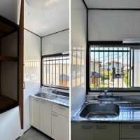藤沢市辻堂新町三丁目の賃貸物件/左：キッチンの収納扉は照明にあたるのでこれがMAXです｜右：キッチンの窓も抜けています