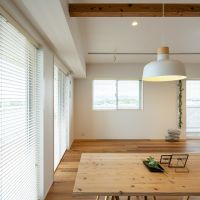 三浦市初声町下宮田の売買物件/窓辺にダイニングテーブルを置いてみても、スッキリと過ごせそう