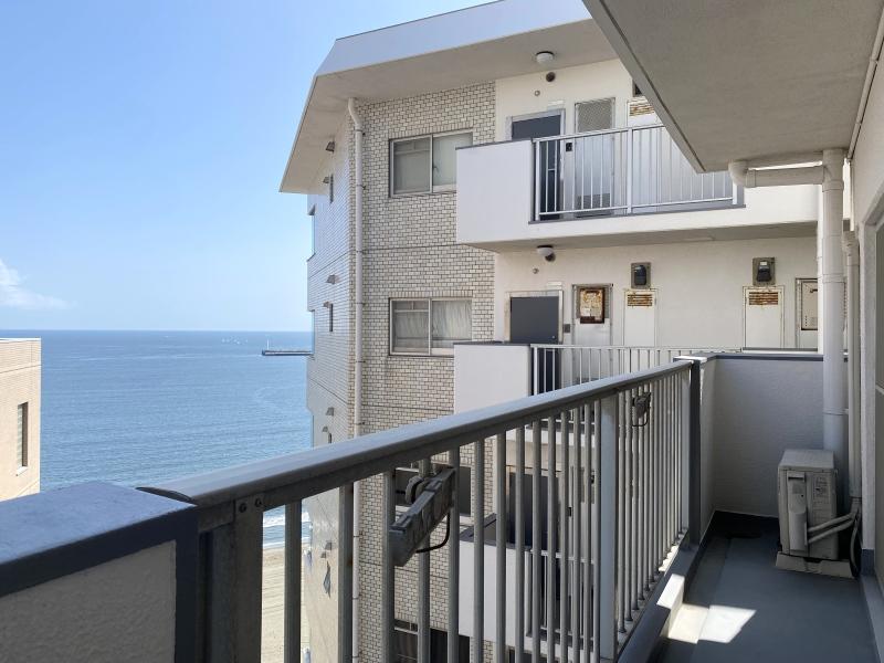 藤沢市片瀬海岸一丁目の賃貸物件/バルコニーに出ると、海風が気持ちよく解放感があります。