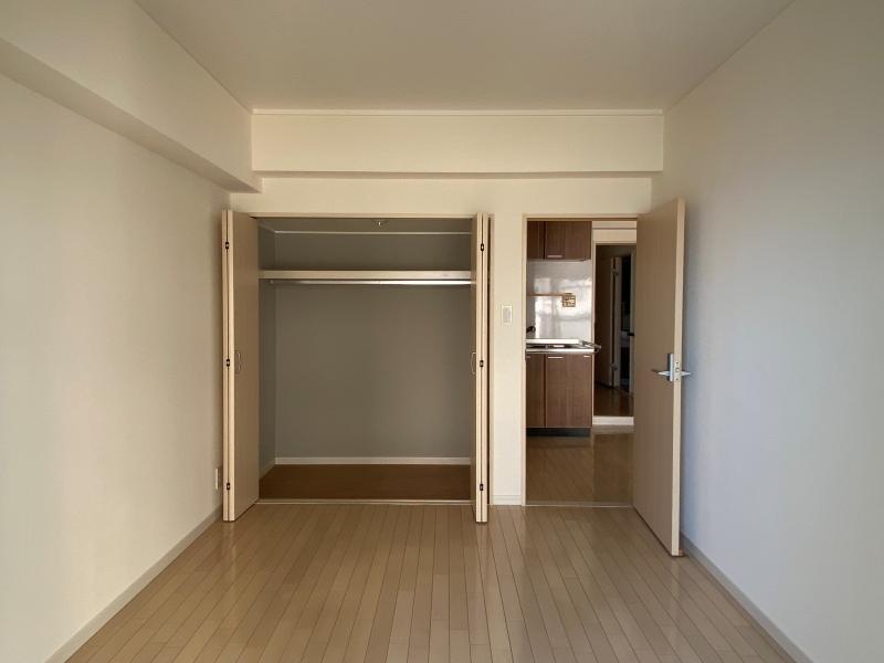 藤沢市片瀬海岸一丁目の賃貸物件/洋室6帖│扉、クローゼットの高さは1800㎜程度です。