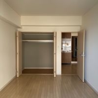 藤沢市片瀬海岸一丁目の賃貸物件/洋室6帖│扉、クローゼットの高さは1800㎜程度です。