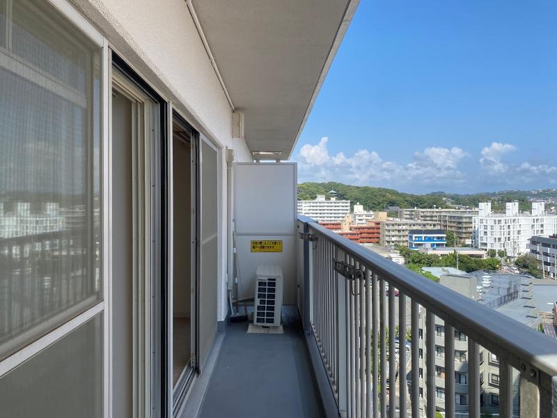 藤沢市片瀬海岸一丁目の賃貸物件/バルコニー北東側│遠くに見える緑は片瀬山公園です。