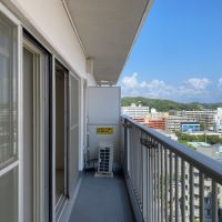 藤沢市片瀬海岸一丁目の賃貸物件/バルコニー北東側│遠くに見える緑は片瀬山公園です。