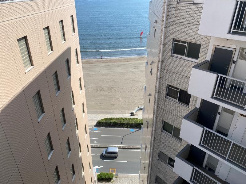 藤沢市片瀬海岸一丁目の賃貸物件/バルコニーから見下ろしてみる。134号線には一定の交通量があります。