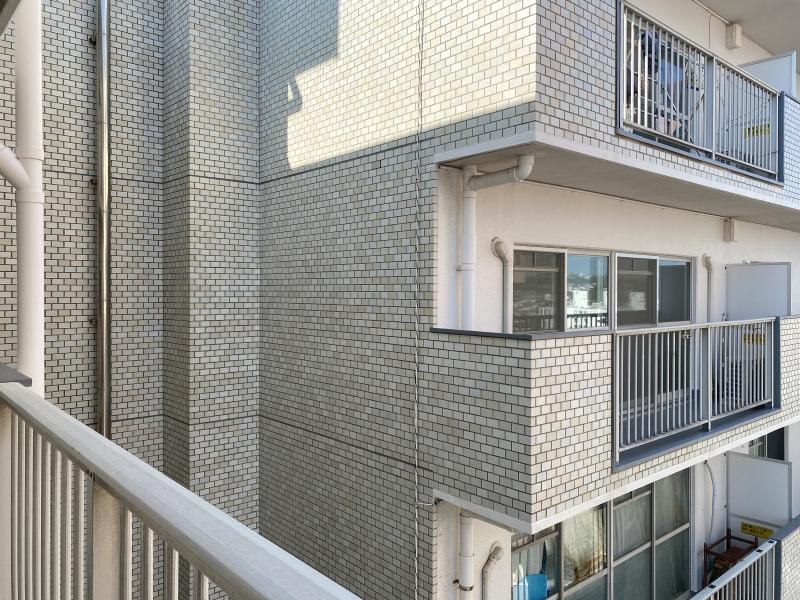 藤沢市片瀬海岸一丁目の賃貸物件/共有部から見た当区画│洋室6帖の横は住戸は隣接していません。