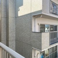 藤沢市片瀬海岸一丁目の賃貸物件/共有部から見た当区画│洋室6帖の横は住戸は隣接していません。