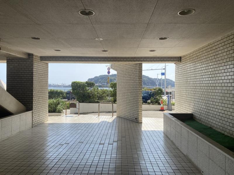藤沢市片瀬海岸一丁目の賃貸物件/エントランス│江の島がお出迎え
