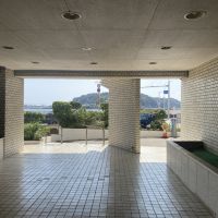 藤沢市片瀬海岸一丁目の賃貸物件/エントランス│江の島がお出迎え