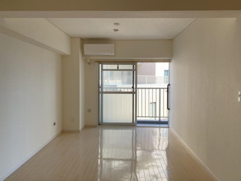 藤沢市片瀬海岸一丁目の賃貸物件/リビング12.7帖│梁の高さを活かしながら棚を選んだり、家具のレイアウトがしたい。