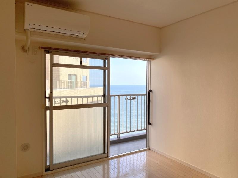藤沢市片瀬海岸一丁目の賃貸物件/リビング12.7帖│窓に近づいていくと、海が見えてきました。