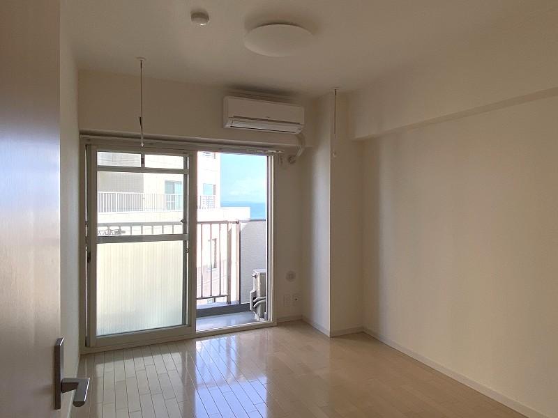 藤沢市片瀬海岸一丁目の賃貸物件/洋室6帖│この部屋のみ2重窓です。室内物干しがあります。