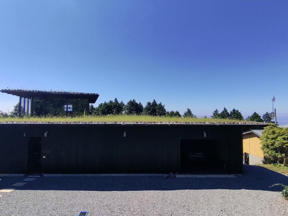 静岡県三島市山中新田の売買物件/外観｜屋上緑化のおかげで、2階部分がまるでぽつんと置かれた小屋のように見える（提供写真）