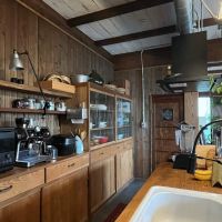 静岡県三島市山中新田の売買物件/キッチン｜実は上品な仕上がりにまとめられたキッチン。造作の棚は揺らぐガラスが美しく、シンクはワイドで使いやすい。