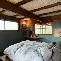 静岡県三島市山中新田の売買物件/2階ゲストルーム｜ターコイズブルーの壁にそれぞれのパーツ良さを積み重ねている