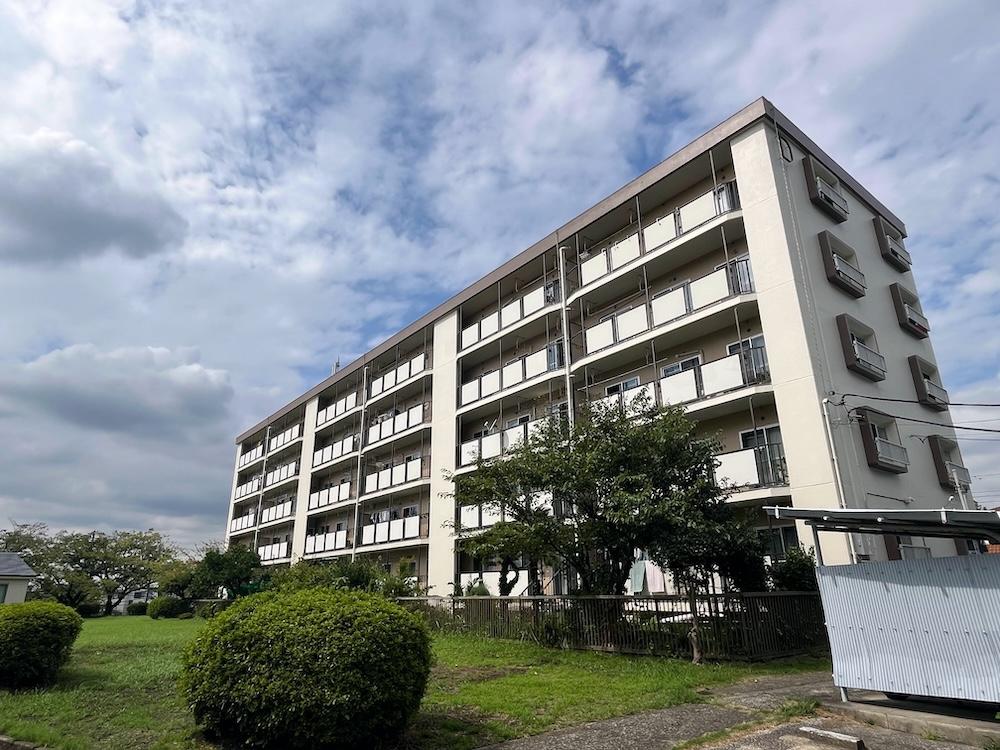 逗子市池子三丁目の売買物件/外観は団地然とした雰囲気です。