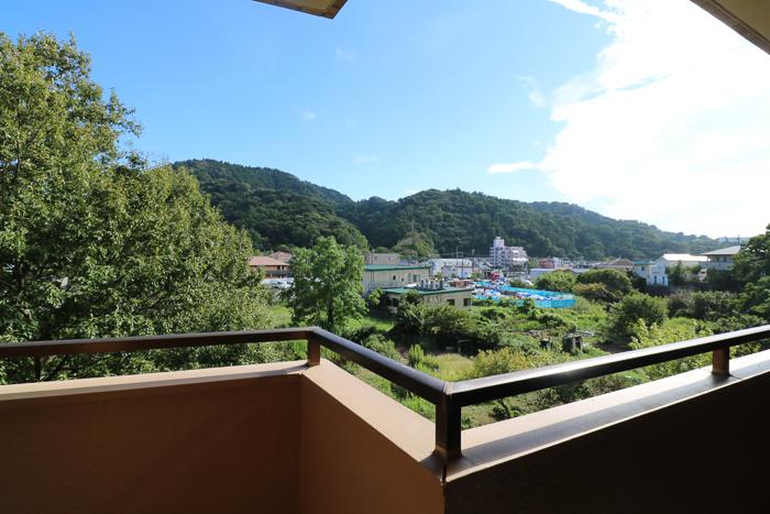 葉山町長柄の売買物件/マンションの下は畑が広がっています。