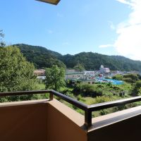 葉山町長柄の売買物件/マンションの下は畑が広がっています。