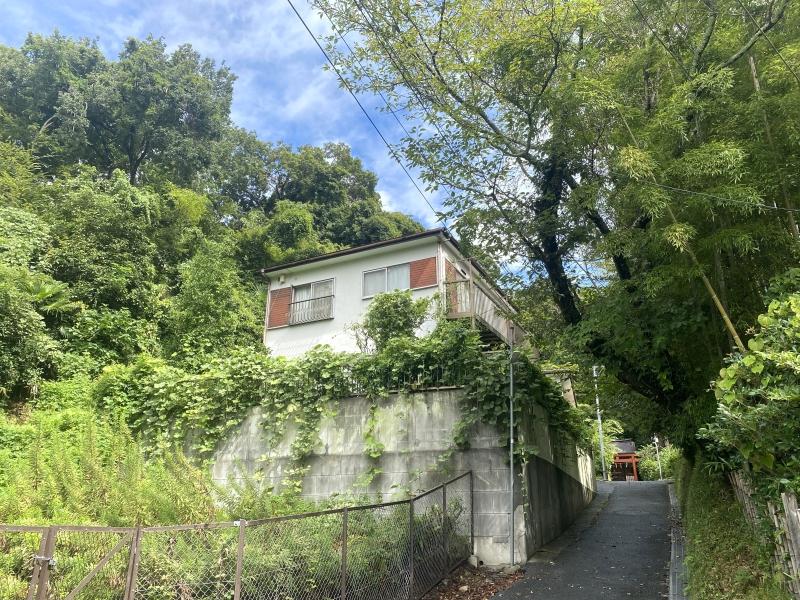 鎌倉市雪ノ下二丁目の売買物件/鶴岡八幡宮の裏手、今宮へと続く道沿いに建物はあります。通りの突き当りに見えるのが、今宮の鳥居です。