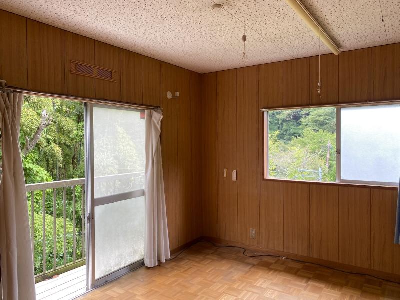 鎌倉市雪ノ下二丁目の売買物件/2階南側洋室│二面採光で、風通しのいい部屋です。