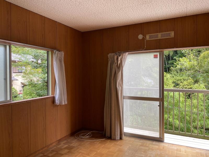 鎌倉市雪ノ下二丁目の売買物件/2階北東側洋室│二面採光で、風通しのいい部屋です。