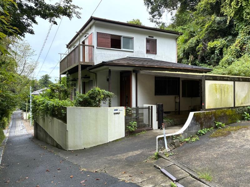 鎌倉市雪ノ下二丁目の売買物件/外観│ゆるやかな傾斜地に建っています。