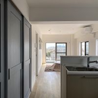 藤沢市鵠沼海岸二丁目の売買物件/キッチンから室内を見てみる。左手前は納戸です。