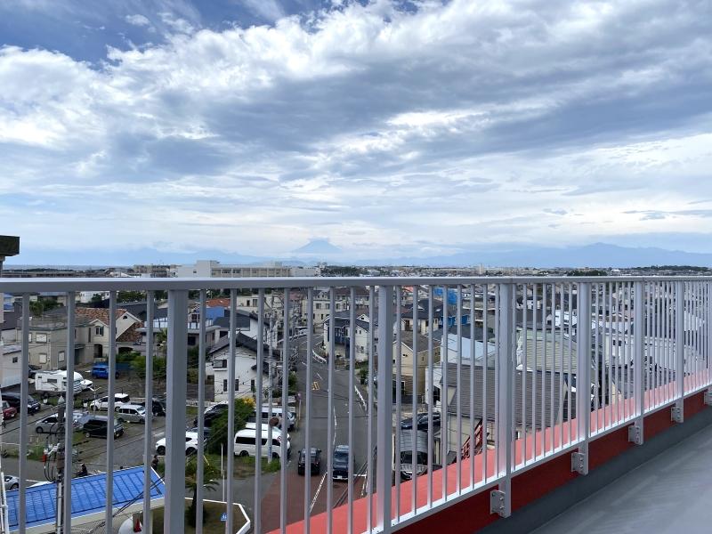 藤沢市鵠沼海岸二丁目の売買物件/ルーフバルコニー│天気のいい日には、富士山が見えます。海風が気持ちいい。