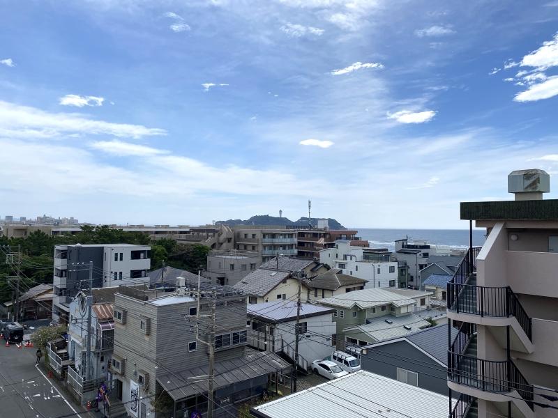 藤沢市鵠沼海岸二丁目の売買物件/バルコニー南東側│家の連なりの向こうに、江の島が見えて嬉しい。