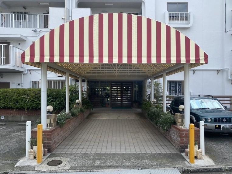 藤沢市鵠沼海岸二丁目の売買物件/エントランス│赤と白のしま模様