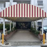 藤沢市鵠沼海岸二丁目の売買物件/エントランス│赤と白のしま模様
