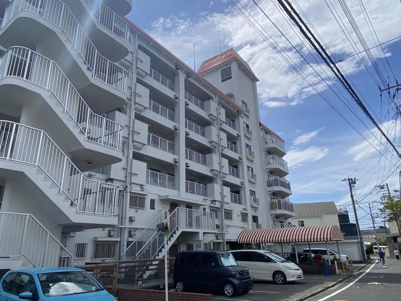 藤沢市鵠沼海岸二丁目の売買物件/外観│駐車場は空き無しです。