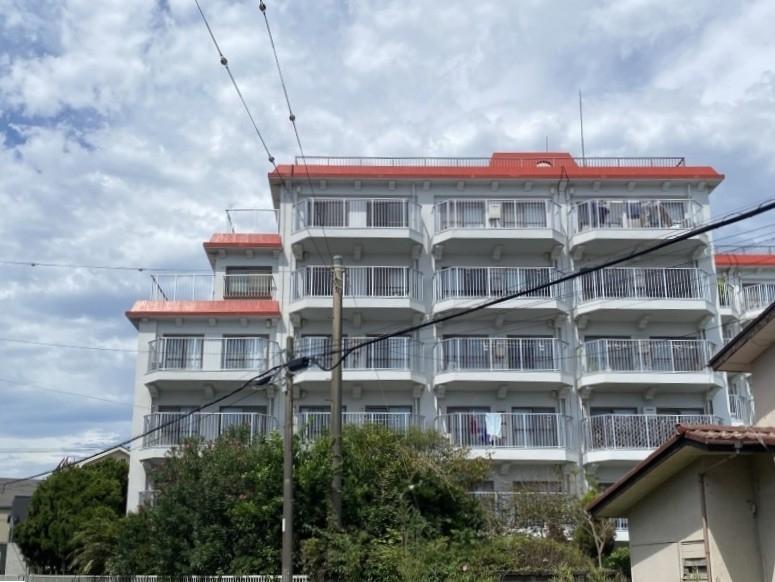 藤沢市鵠沼海岸二丁目の売買物件/白い外壁に赤いラインが入ったレトロなマンション