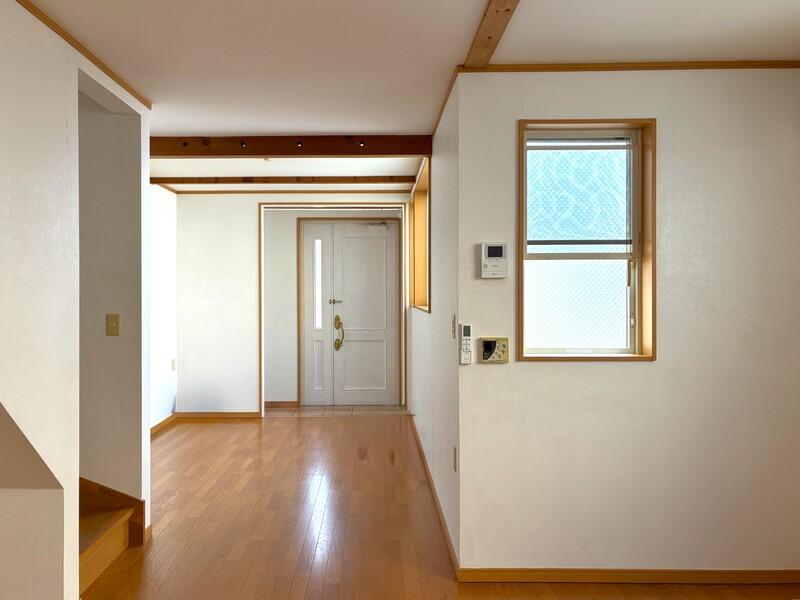 鎌倉市長谷二丁目の賃貸物件/キッチンから玄関側を見たところ。少し変形の間取りです