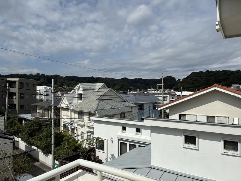 鎌倉市長谷二丁目の賃貸物件/海と反対側を見てみます。山の緑が遠くに見えます