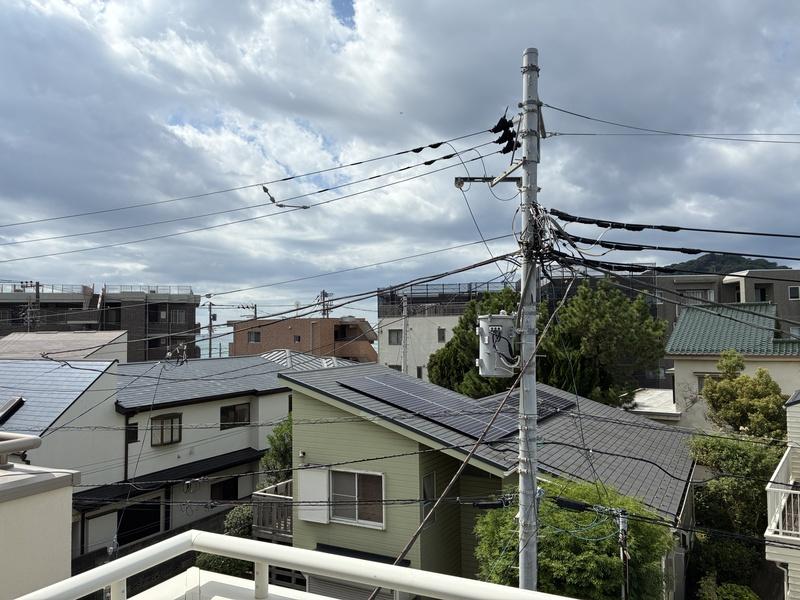 鎌倉市長谷二丁目の賃貸物件/3階のバルコニーからの眺望。建物の間から海がチラリ