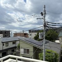 鎌倉市長谷二丁目の賃貸物件/3階のバルコニーからの眺望。建物の間から海がチラリ