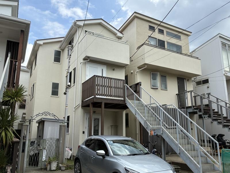 鎌倉市長谷二丁目の賃貸物件/建物の外観。外階段で、2階の玄関へ上がります