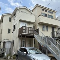 鎌倉市長谷二丁目の賃貸物件/建物の外観。外階段で、2階の玄関へ上がります