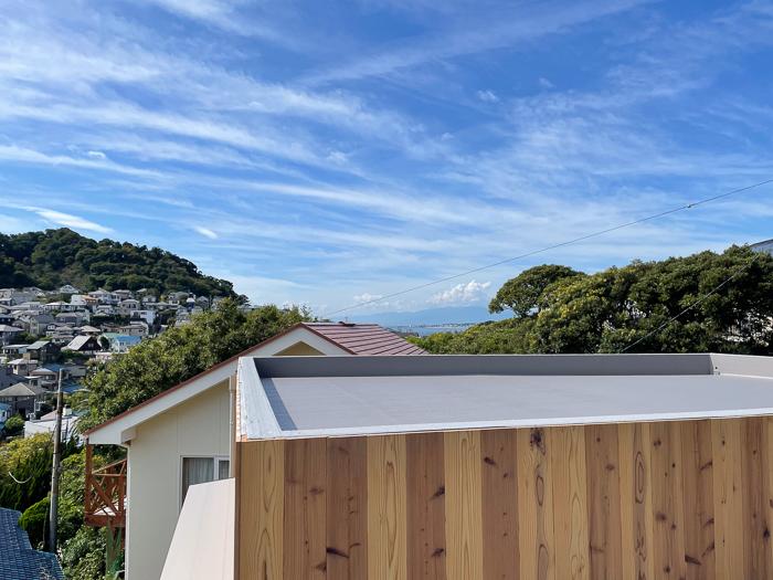 葉山町一色の売買物件/ルーフバルコニー、西側は逗子湾。