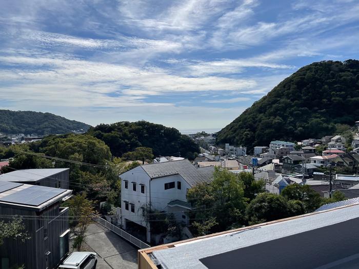 葉山町一色の売買物件/御用邸方向、御用邸向こうの海を眺めます。