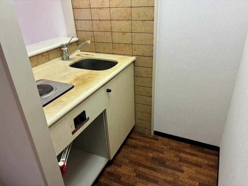 横須賀市秋谷三丁目の売買物件/キッチン｜一口IH。天板は少し汚れが目立つので、これを機に変えても良いかも。