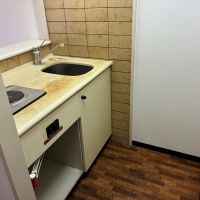 横須賀市秋谷三丁目の売買物件/キッチン｜一口IH。天板は少し汚れが目立つので、これを機に変えても良いかも。