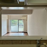 横須賀市秋谷三丁目の売買物件/キッチン｜小窓から明るい洋室を見る。