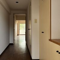 横須賀市秋谷三丁目の売買物件/玄関｜奥のワンルームの明るさがこちらにまで届きます。