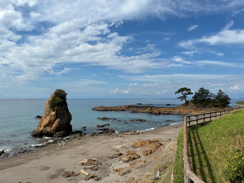 横須賀市秋谷三丁目の売買物件/物件から道路を挟んで広がる海の景色。