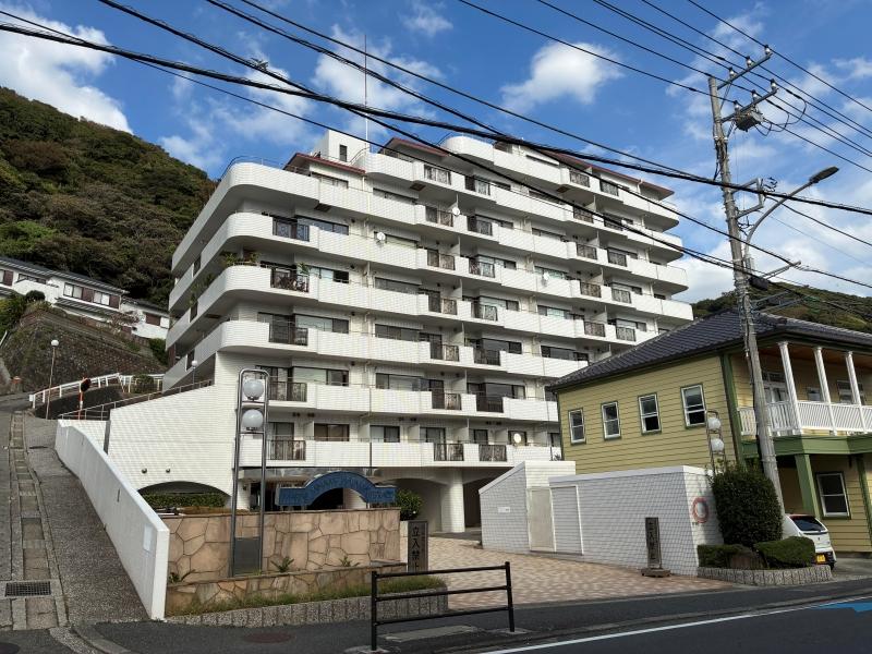 横須賀市秋谷三丁目の売買物件/外観｜山を背に、道路を挟んで海と向かい合っています。